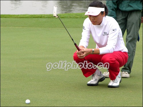 杨红梅果岭看线(摄影:golftime·老高)